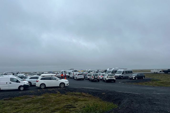 Örtröð er af bílum á bílastæðinu við Laufskálavörðu.