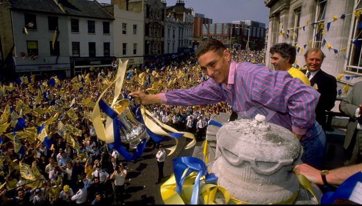 Vinnie Jones fagnar með stuðningsmönnum Wimbledon.