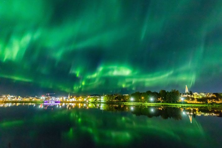 Búast má við kraftmiklum norðurljósum yfir höfuðborgarsvæðinu og víðar.