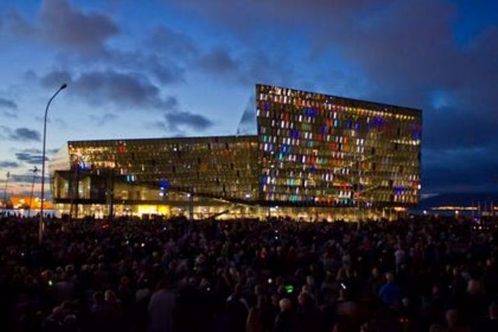 Harpa þegar ljósin voru tendruð.