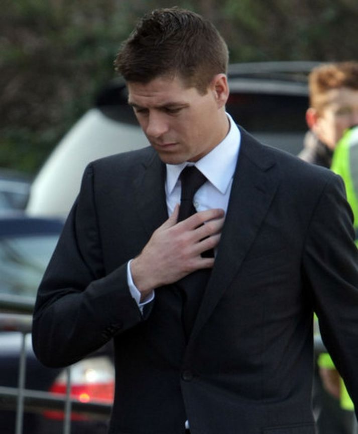Gerrard er hér á leið til dómara.