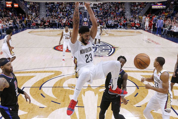 Anthony Davis treður boltanum í körfuna.