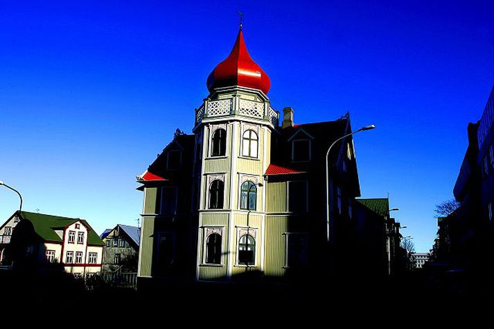 Guðjón í Oz hefur keypt neðri hæðina og kjallarann og á því nú allt húsið. Ásett verð var 79 milljónir króna.