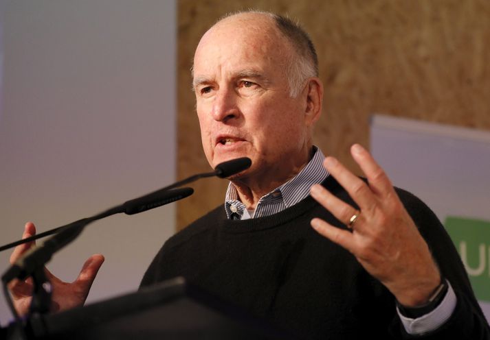 Jerry Brown ríkisstjóri gæti unnið sér inn þó nokkur prik samþykki hann lögin.