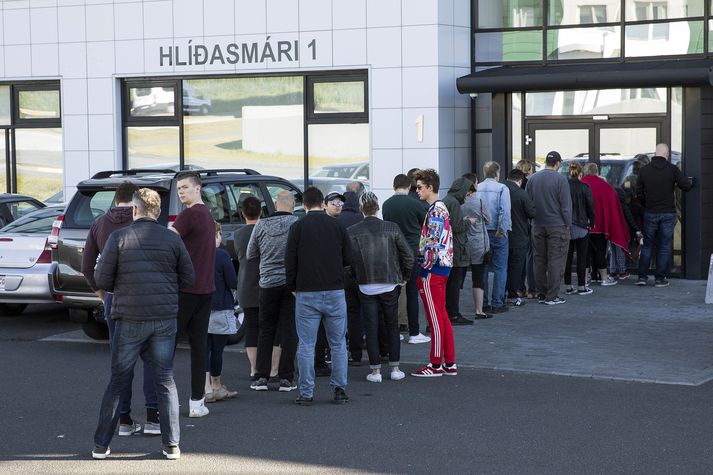 Á sumrin myndast oft langar raðir eftir afgreiðslu vegabréfa.