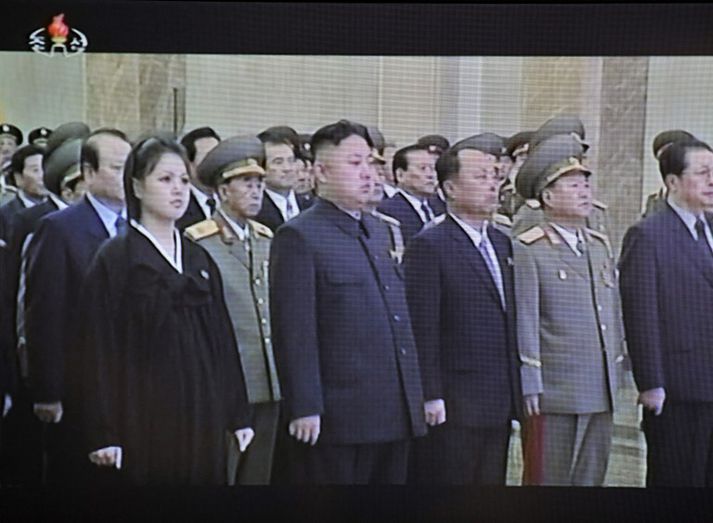 Kim Jong Un ásamt eiginkonu sinni og háttsettum ráðamönnum í Norður-Kóreu.