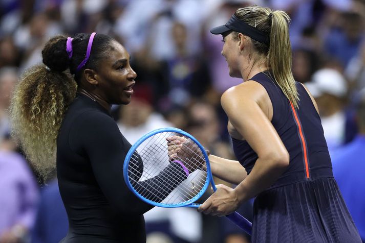 Serena og Sharapova eftir leikinn í nótt.