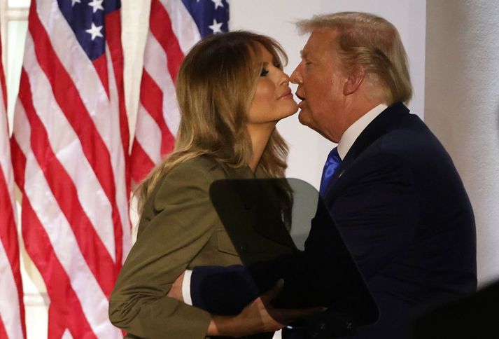 Melania Trump flutti ræðu sína í rósagarði Hvíta hússins að viðstöddum áhorfendum, í þeirra hópi var eiginmaðurinn.