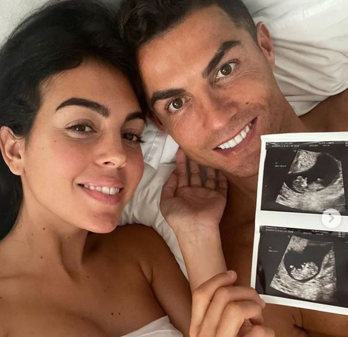 Georgina og Cristiano með mynd af væntanlegum tvíburum. Stefnir í að Ronaldo verði sex barna faðir og Georgina þriggja barna móðir.