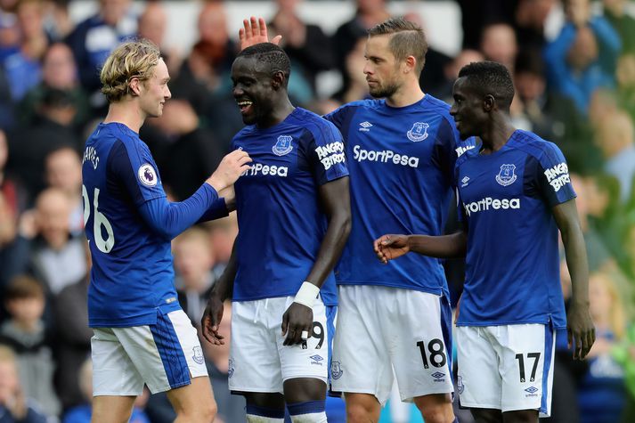 Gylfi Þór Sigurðsson fagnar Oumar Niasse í leiknum um síðustu helgi.