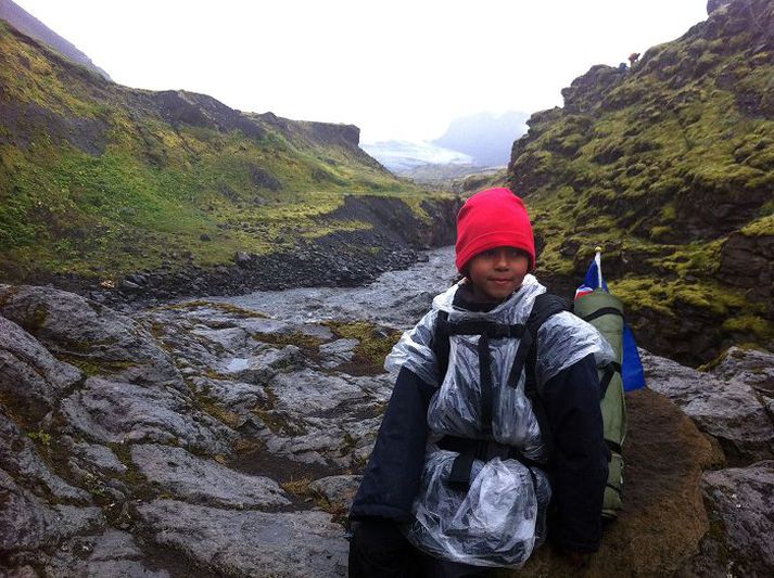 Galvaskur leikskóladrengur úr Austurborg þegar um níu kílómetrar voru eftir í Þórsmörk á þriðja degi göngunnar. Mynd/Stefán Þorgrímsson