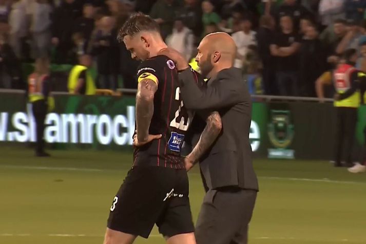Hér má sjá Arnar Gunnlaugsson hughreysta Nikolaj eftir leikinn í gær. 