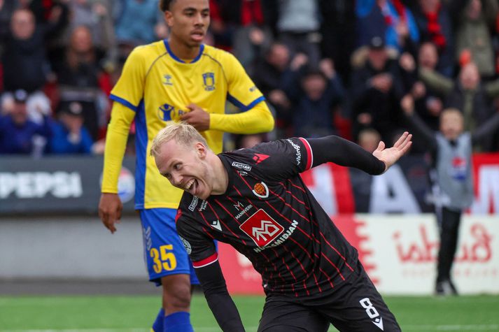 Viktor Örlygur Andrason fagnar þriðja markinu hjá Víkingum.
