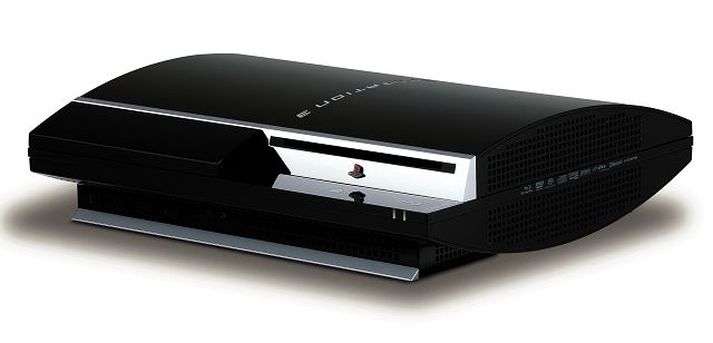 Playstation 3
Tölvan er svört á lit, kúpt og nokkuð stór í sniðum. Útgáfan sem seld er í Evrópu hefur 60 gígabæta harðan disk, möguleika á þráðlausu neti og minniskortalesara auk Blu-Ray drifsins sem er í öllum útgáfum tölvunnar. Stýripinnarnir tengjast vélinni með Bluetooth þráðlausri tengingu og háskerpusjónvörp tengjast í gegnum HDMI-tengi á tölvunni.