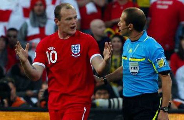 Wayne Rooney sýnir Horgei Larrionda hversu langt boltinn fór inn í Þýska markið.