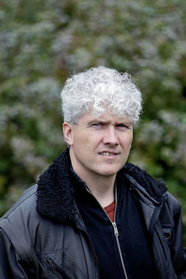 Bjarni Hinriksson fangar útgáfu bókarinnar Skugginn af sjálfum mér í bókabúðinni Útúrdúr í kvöld.fréttablaðið/pjetur
