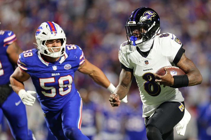Lamar Jackson með boltann en Matt Milano bíður spenntur. 