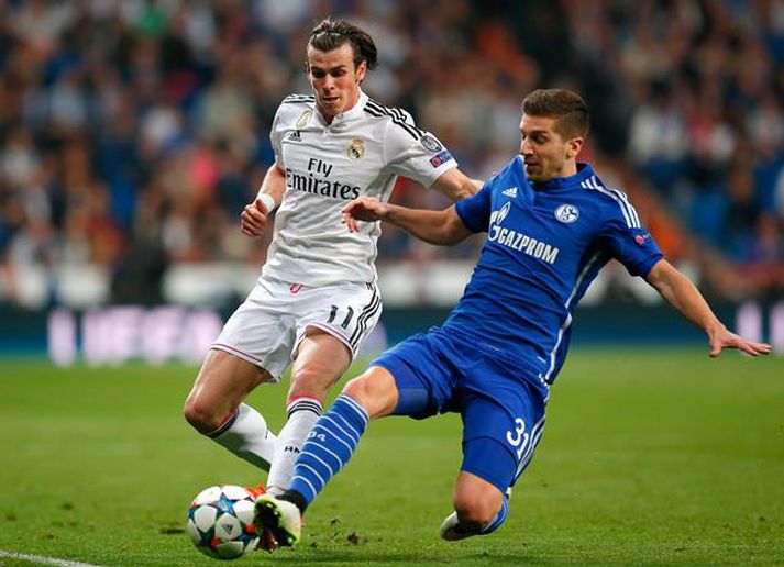 Nastasic tæklar Gareth Bale í leik Real Madrid og Schalke í gær.