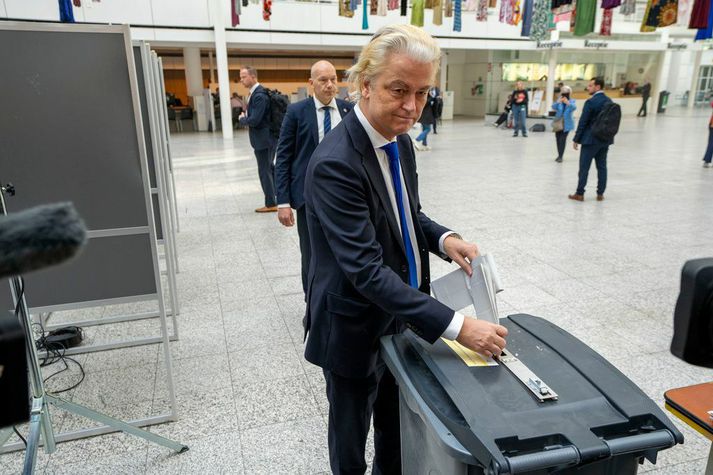 Geert Wilders, leiðtogi Frelsisflokksins (PVV), greiðir atkvæði í Evrópuþingskosningunum í Hollandi. Flokkur hans fékk engan þingmann fyrir fimm árum en virðist ætla að fá sjö, einum færri en bandalag vinstrimanna og græningja.