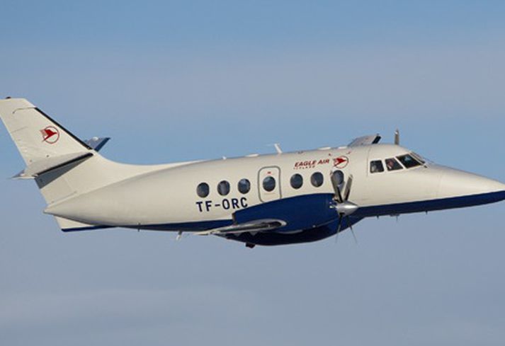 Flogið er á Jetstream 32.