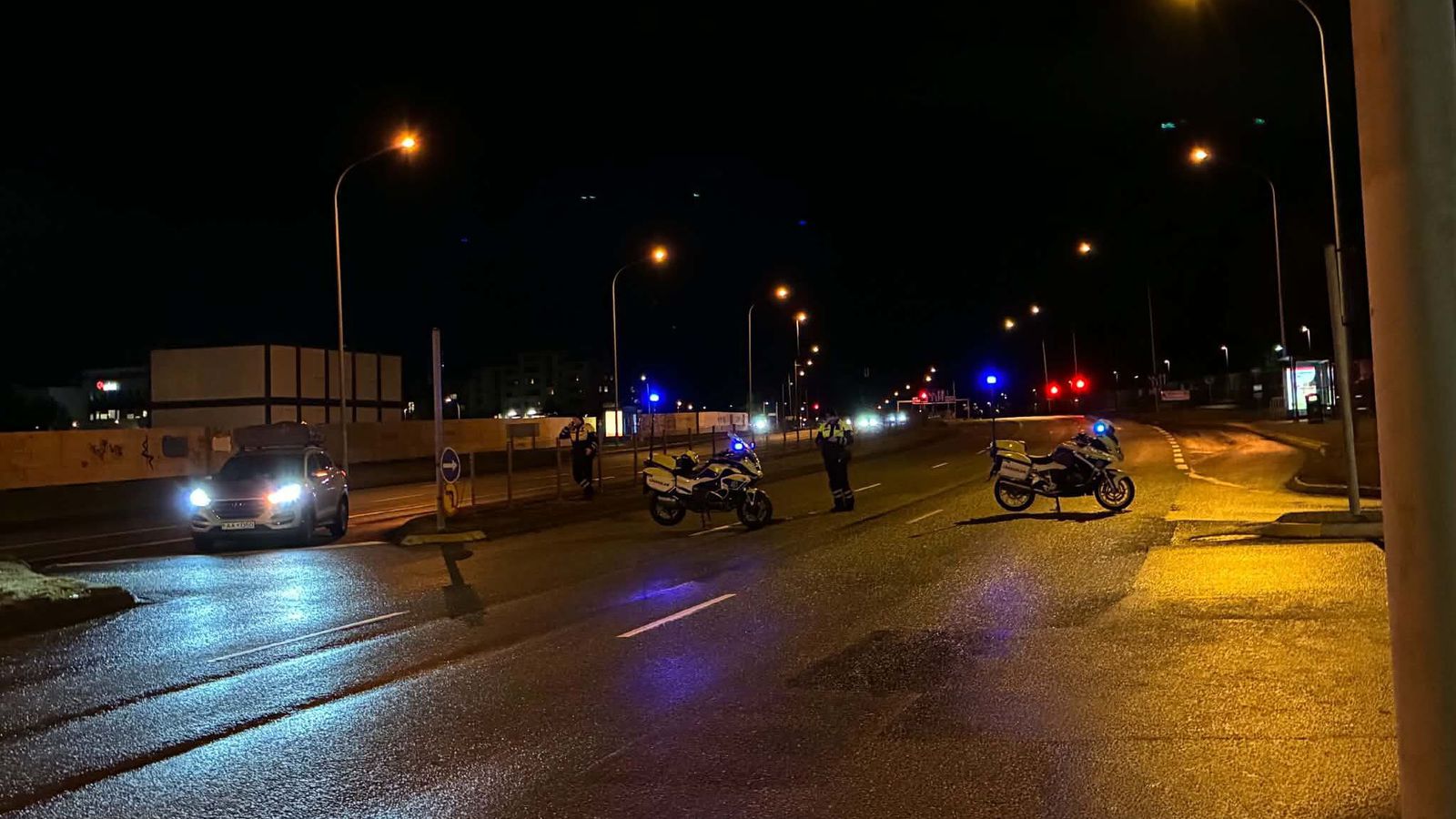 Fundu mikið magn vímu­efna og peninga við leit