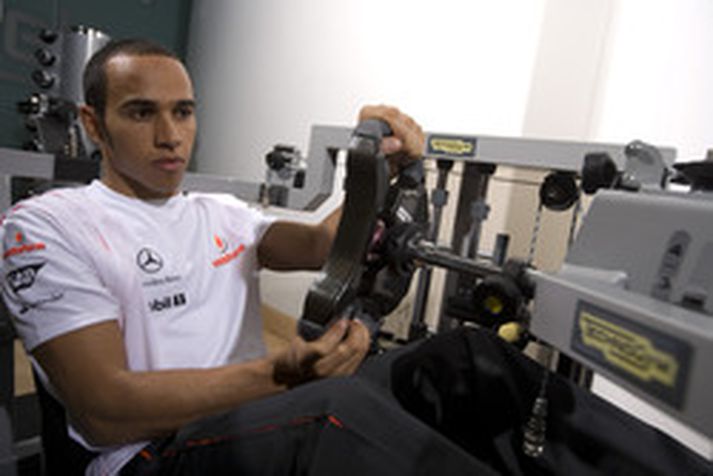Lewis Hamilton tekur á því í æfingasal, en hann dvelur í finnskum æfingabúðum næstu vikuna.