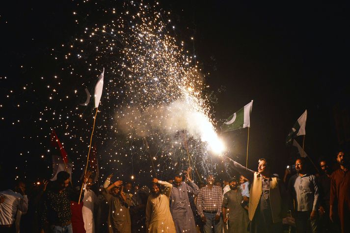 Á þessari mynd eru íbúar Pakistan að fagna vopnahléssamkomulaginu fyrr í dag.