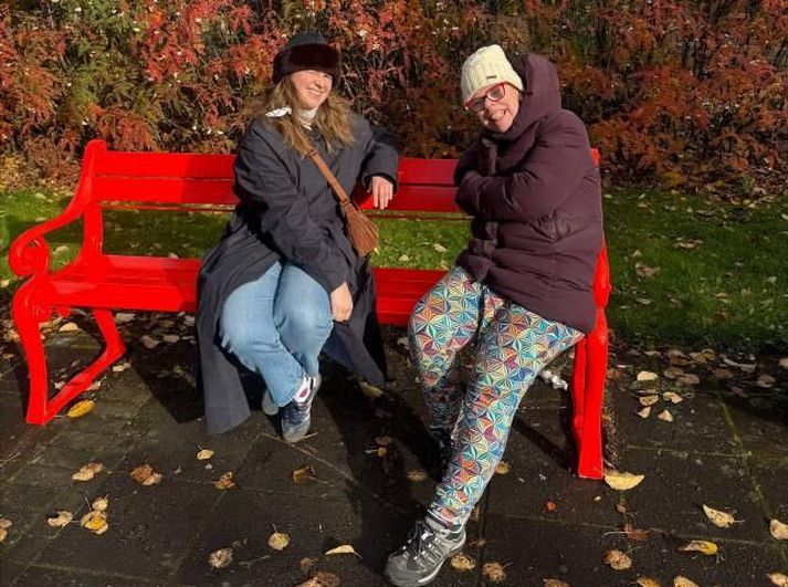 Samstarfskonurnar Guðný Bára Jónsdóttir og Steinunn Ása Þorvaldsdóttir ræða saman á spjallbekknum. 