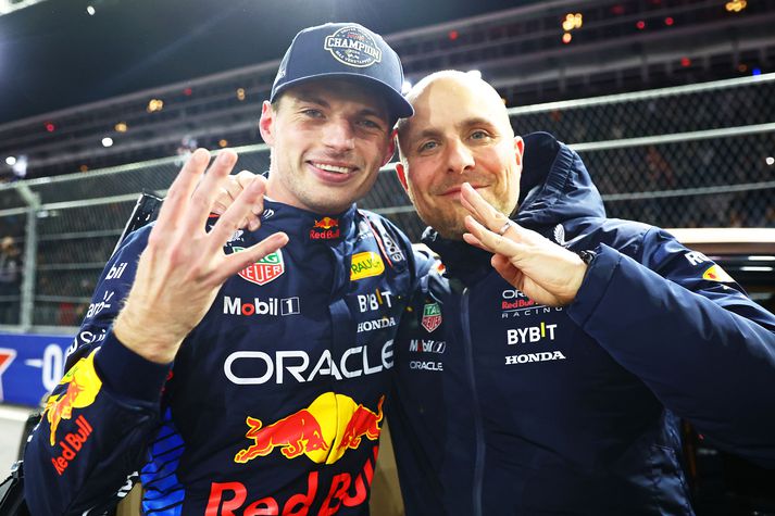 Max Verstappen og Gianpiero Lambiase fagna saman fjórða heimsmeistaratitli Verstappen í röð árið 2024.