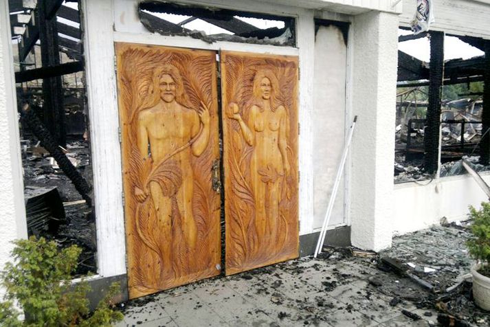 Fátt er eftir í Eden að sótinu undanskildu, en Adam og Eva standa enn vörð við innganginn.