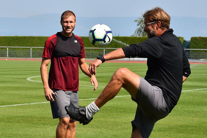 Ragnar Klavan og Jürgen Klopp bregða á leik á æfingu.