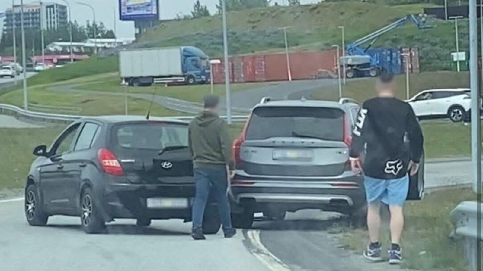 Slags­mál brutust út eftir á­rekstur