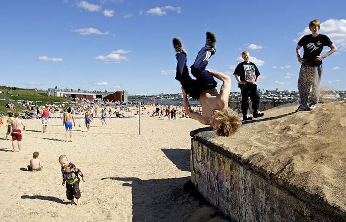 Nauthólsvík var þéttsetin í góða veðrinu í gær. Þessir drengir æfðu stökk fyrir lengra komna á sandinum. 
Fréttablaðið/Valli