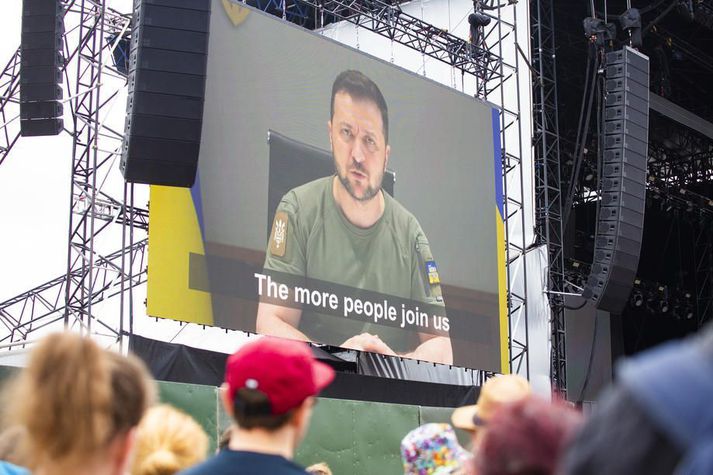 Zelensky ávarpar gesti á Glastonbury tónlistarhátíðinni í dag.