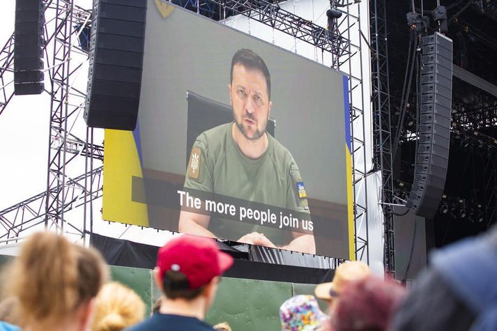 Zelensky ávarpar gesti á Glastonbury tónlistarhátíðinni í dag.