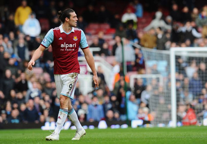 Carroll gengur af velli eftir að hafa fengið rautt í leiknum gegn Swansea um helgina.