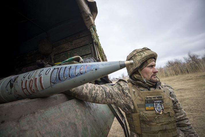 Úkrainskur hermaður í Donetsk-héraði að flytja skotfæri fyrir stórskotalið.