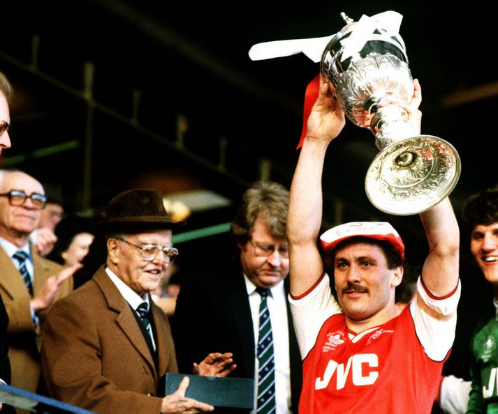 Samson lyftir Englandsmeistaratitlinum með Arsenal.