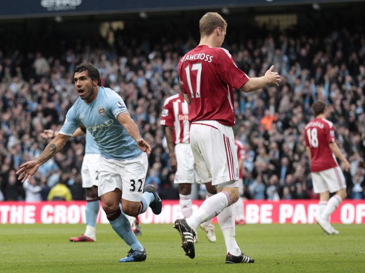 Carlos Tevez fagnar fyrra marki sínu.