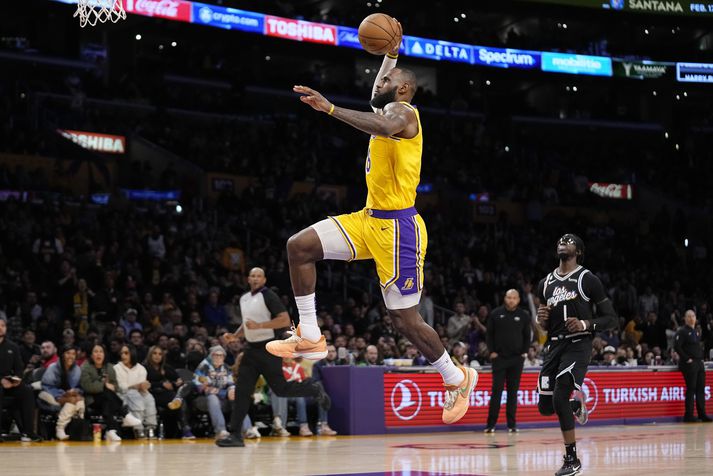LeBron James hefur átti margra stórbrotna leiki með liði Los Angeles Lakers síðan hann hélt upp á 38 ára afmælið sitt í lok síðasta árs.