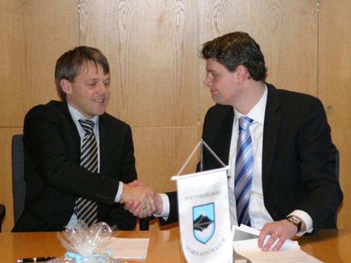 Hjalti Þór Vignisson, bæjarstjóri Hornafjarðar og Atli Kristjánsson, fh. Rolf Johansen Co ehf.