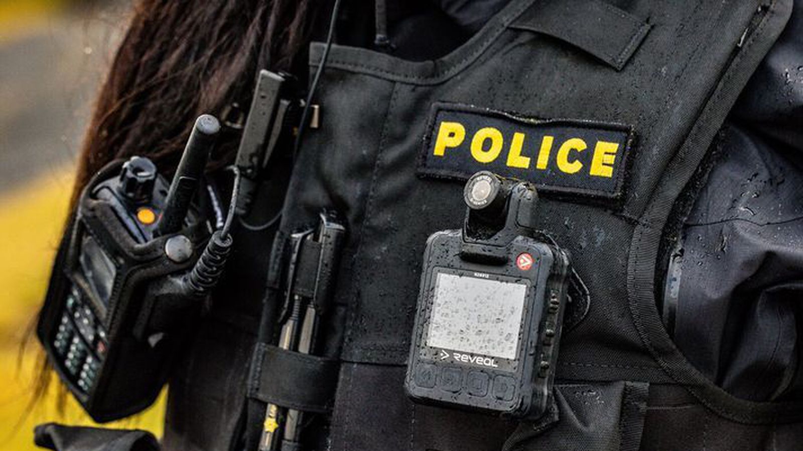 Grímu­klæddir menn vistaðir í fanga­klefa