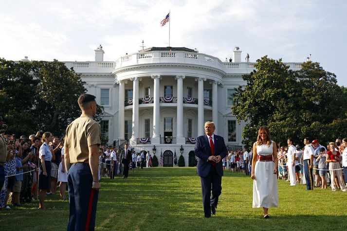 Donald Trump og eiginkona hans Melania við Hvíta húsið í gær.