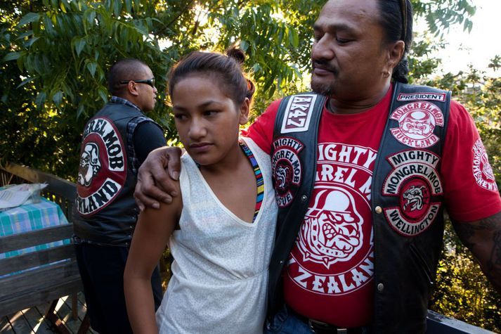 Á myndinni sést Tom Epiha, leiðtogi Mongrel Mob í Auckland, skreyttur merkjum sem Þjóðarflokkurinn hyggst banna.