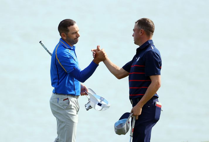 Hart barist en samt allir vinir. Sergio Garcia og Justin Thomas takast hér í hendur.