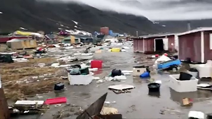 Flóðbylgja sópaði með sér öllu lauslegu þegar hún gekk á land í Nuugaatsiaq.