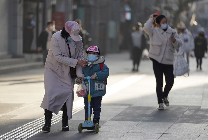 Íbúar Wuhan á ferð og flugi. Nýja kórónuveiran greindist fyrst í mönnum í borginni.