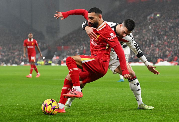 Mohamed Salah og Diogo Dalot í baráttunni á Anfield á lokakafla síðustu leiktíðar, þar sem 2-2 jafntefli varð niðurstaðan.