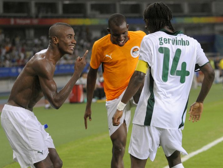 Sekou Cisse (í miðju) fagnar hér með félögum sínum í landsliðinu Gervinho og Salomon Kalou.