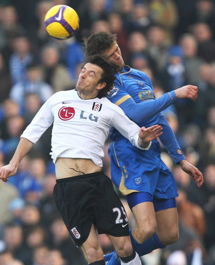 Hermann Hreiðarsson í kunnulegum aðstæðum. Hér er hann í baráttu gegn Simon Davies í leiknum gegn Fulham í dag.